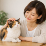 三毛猫と女性